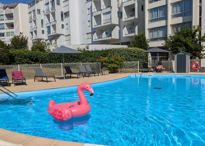 Residence Avec Piscine Face Au Port 200M Plage La Rochelle 